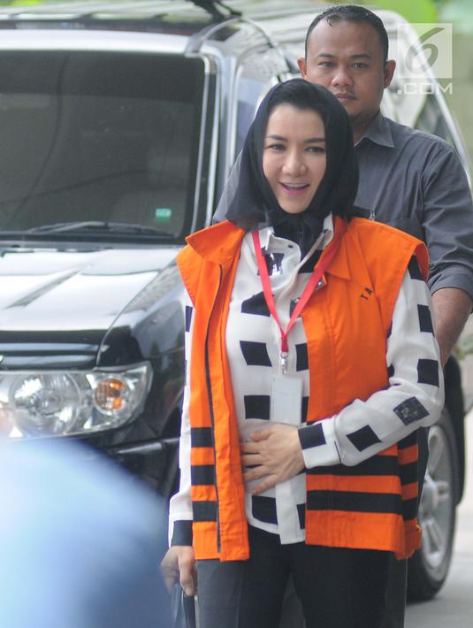 Bupati (nonaktif) Kutai Kartanegara, Rita Widyasari mendatangi Gedung KPK untuk menjalani pemeriksaan, Jakarta, Selasa (30/1). KPK terus mendalami terkait penerimaan dan kepemilikan aset Rita Widyasari. (Liputan6.com/Herman Zakharia)