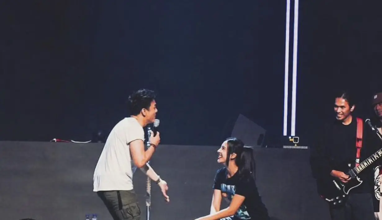 Sementara itu, Ariel tampil dengan tshirt warna putih dipadukan celana cargo hitamnya. (@anyageraldine)