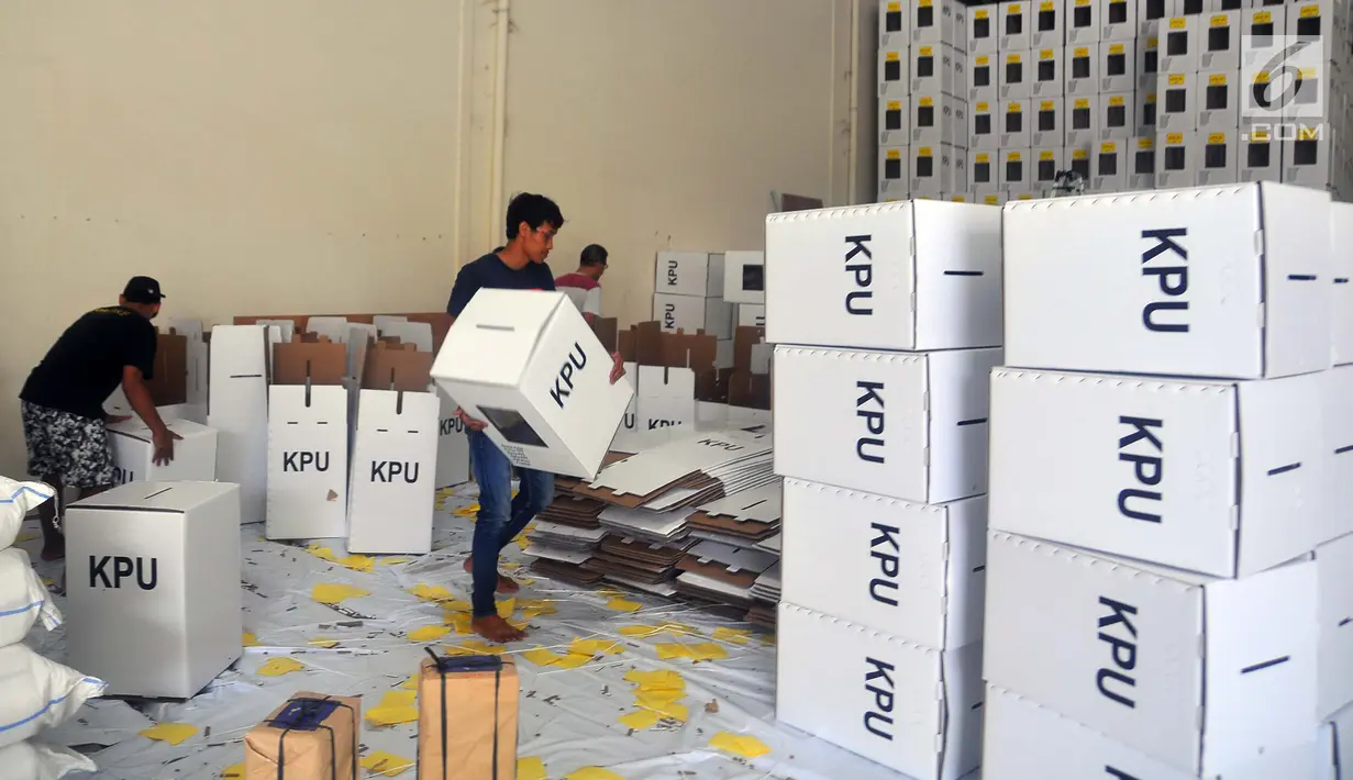 Pekerja merakit kotak suara di Gudang Penyimpanan, Jalan Arteri Yos Sudarso Semarang, Selasa (12/2). Sebanyak 22.670 kotak suara dirakit yang dikerjakan oleh 20 pekerja dalam waktu satu bulan. (Liputan6.com/Gholib)