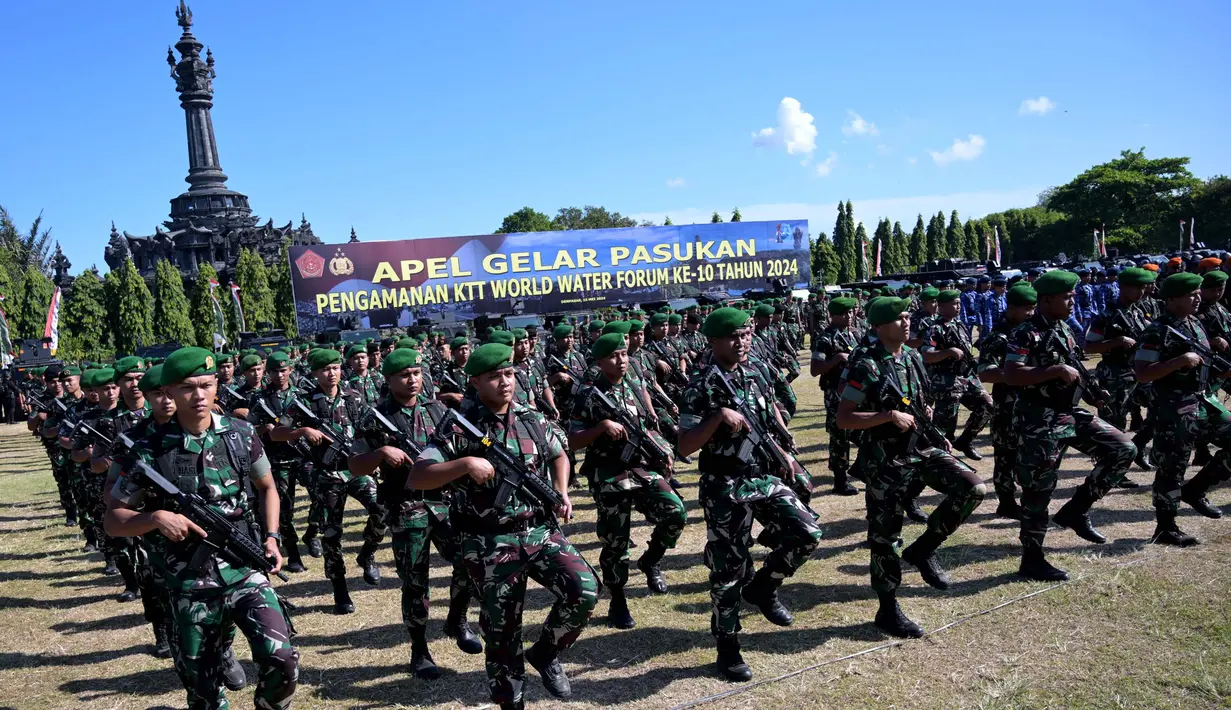 Personel Tentara Nasional Indonesia (TNI) mengambil bagian dalam apel persiapan keamanan untuk KTT World Water Forum ke-10 di Denpasar, Bali, pada tanggal 15 Mei 2024. (SONNY TUMBELAKA/AFP)