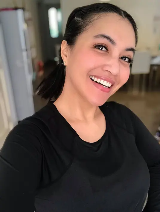 Lewat tayangan YouTube Channel Daniel Mananta, Denada menceritakan kondisi buah hatinya yang masih harus berjuang menjalani pengobatan. Denada menceritakan tentang alat bernama Chemoport yang ada di dada Aisyah hingga membuat Daniel pun terkejut. (Instagram/denadaindonesia)