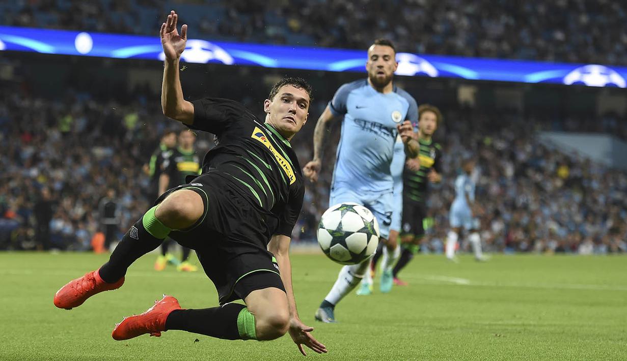 Bek Borussia M'Gladbach, Andreas Christensen, membuang bola dari jangkauan pemain Manchester City. Kekalahan ini membuat Gladbach berada pada posisi ketiga klasemen Grup C. (AFP/Paul Ellis) 