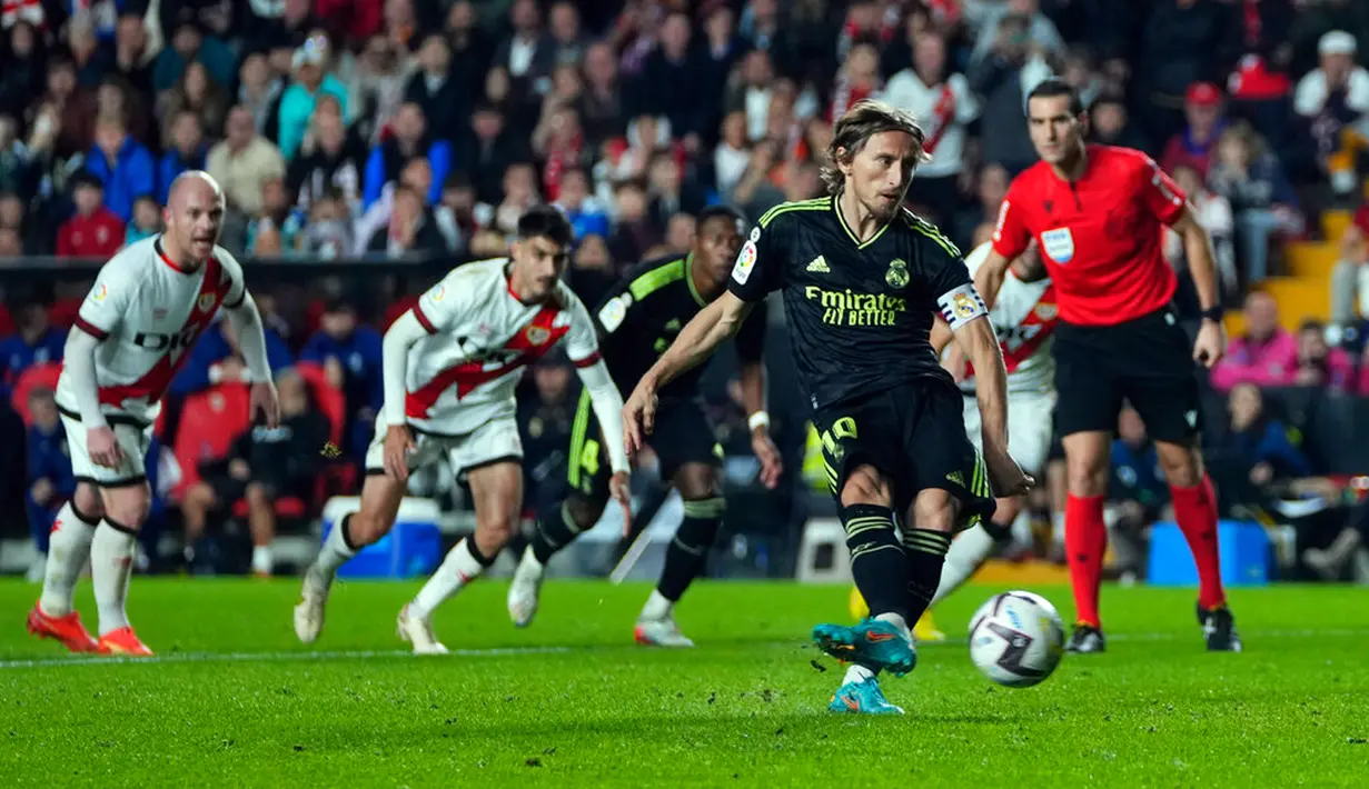 Pemain Real Madrid Luka Modric melakukan tendangan penalti untuk mencetak gol ke gawang Rayo Vallecano pada pertandingan sepak bola Liga Spanyol di Stadion Vallecas, Madrid, Spanyol, 7 November 2022. Rayo Vallecano mengalahkan Real Madrid dengan skor 3.2. (AP Photo/Manu Fernandez)