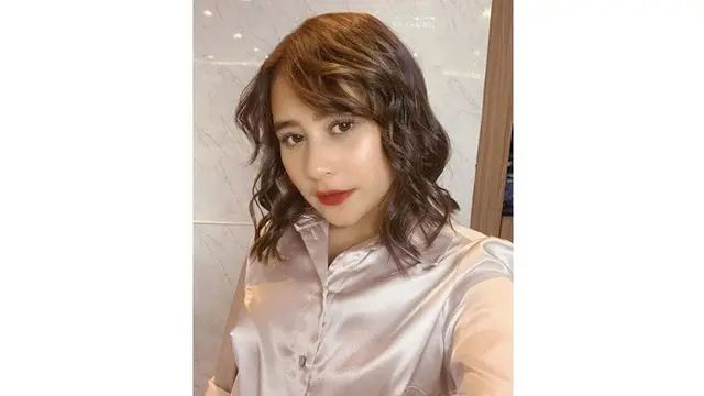 Biasa Natural, Ini 6 Potret Prilly Latuconsina dengan Makeup Tebal