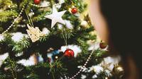 Ilustrasi Natal, pohon Natal. (Photo by J&Eacute;SHOOTS/Pexels)