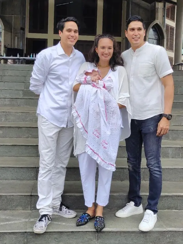 8 Momen Nadine Chandrawinata dan Dimas Anggara saat Baptis Anak, Pakai Dres Lawas