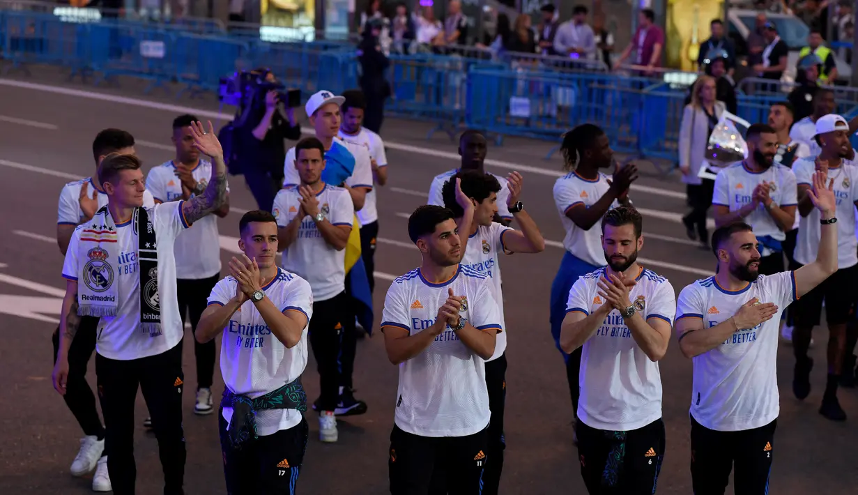 <p>Para pemain Real Madrid merayakan trofi La Liga Spanyol di alun-alun Plaza Cibeles di Madrid pada 30 April 2022. Real Madrid mengamankan gelar La Liga ke-35  setelah kemenangan kandang 4-0 atas Espanyol. (AFP/Oscar Del Pozo)</p>