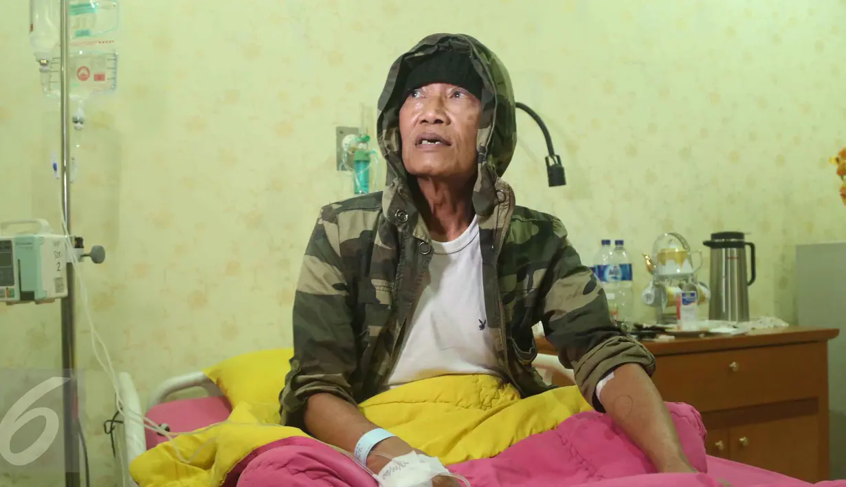 Tessy Srimulat saat berada di Rumah Sakit Polri Kramat Jati, Jakarta, Selasa (9/2/2016). Tessy dilarikan ke RS karena sempat kolaps di kediamannya akibat kelelahan. (Liputan6.com/Herman Zakharia)