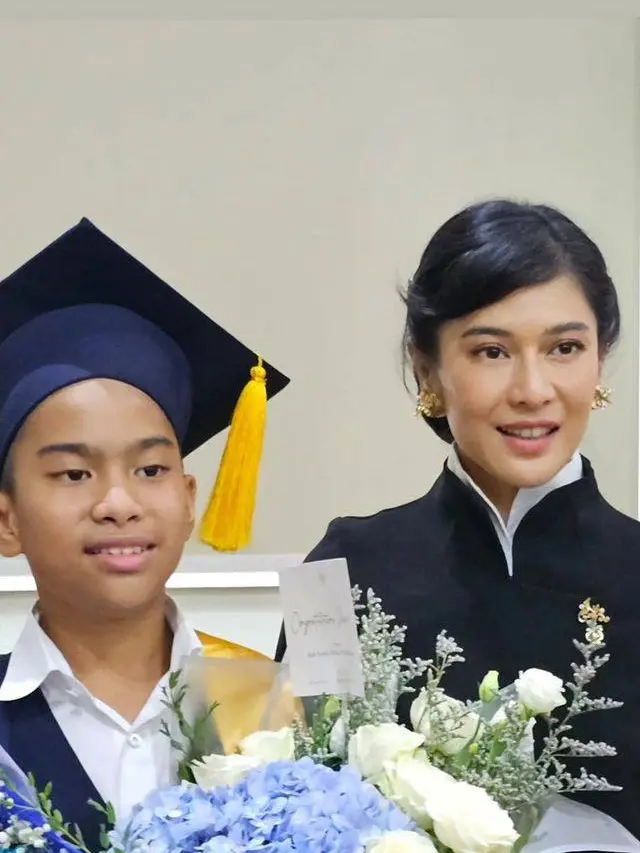 Tampil Menawan, Ini 7 Potret Dian Sastrowardoyo dalam Acara Kelulusan Anak