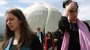Umat meninggalkan tempat ibadah seusai mengikuti peresmian rumah ibadah umat Baha'i yang berdiri di pinggiran Santiago, Chile, Rabu (13/10). Bahai agama monoteistik yang menekankan pada kesatuan spiritual seluruh umat manusia. (Reuters/Pablo Sanhueza)