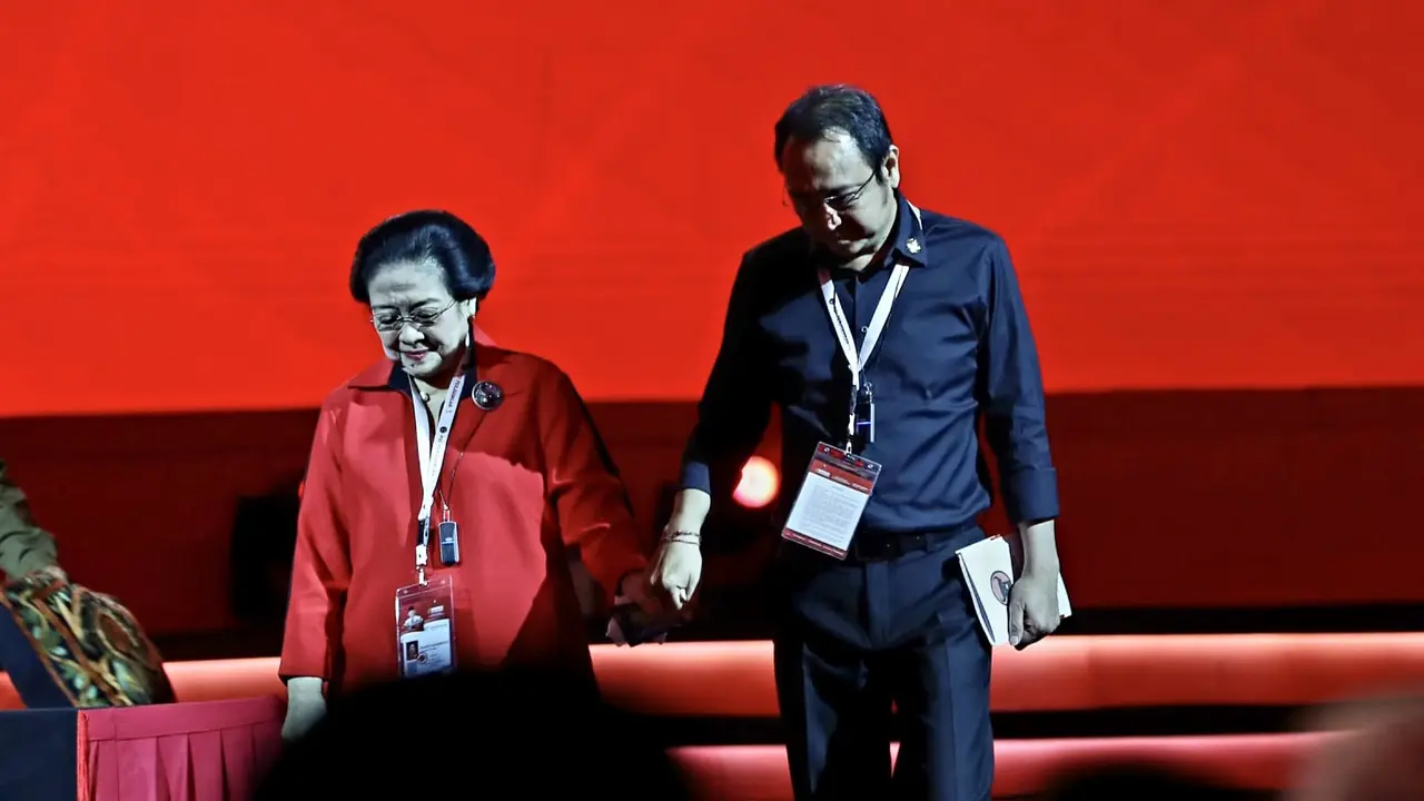 Ketua Umum PDI Perjuangan (PDIP) Megawati Soekarnoputri bersama putranya yang juga Ketua DPP PDIP Prananda Prabowo