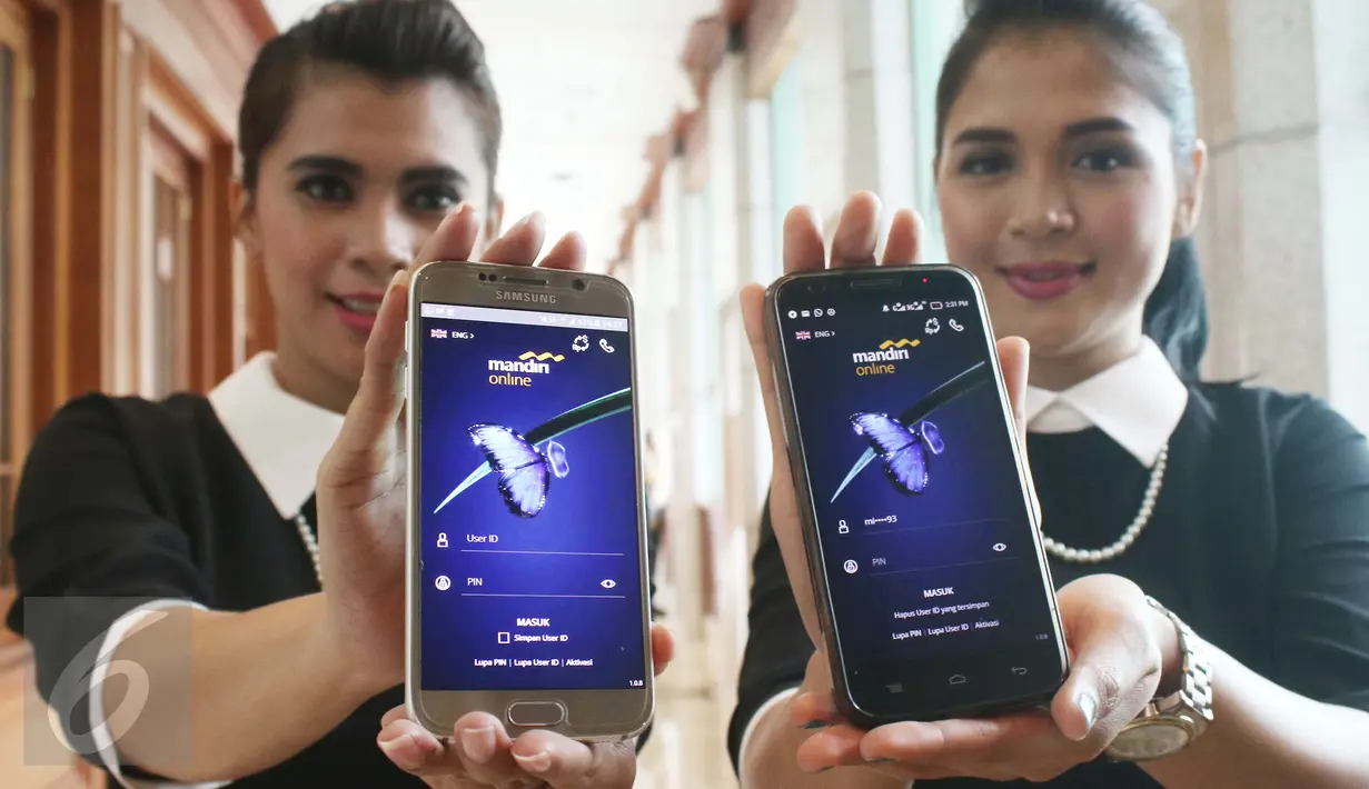 Model menunjukkan tampilan layanan Mandiri Online pada layar telepon pintar di Jakarta, Selasa (21/3). Layanan ini memudahkan nasabah memperoleh informasi tentang seluruh produk perbankan sekaligus melakukan transaksi keuangan. (Liputan6.com/Angga Yuniar)