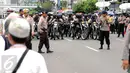 Petugas kepolisian bermotor disiagakan disekitar PN Jakarta Utara saat sidang kasus dugaan penodaan agama dengan terdakwa Basuki Tjahaja Purnama, Selasa (27/12). Sidang beragendakan putusan sela dari majelis hakim. (Liputan6.com/Helmi Fithriansyah)