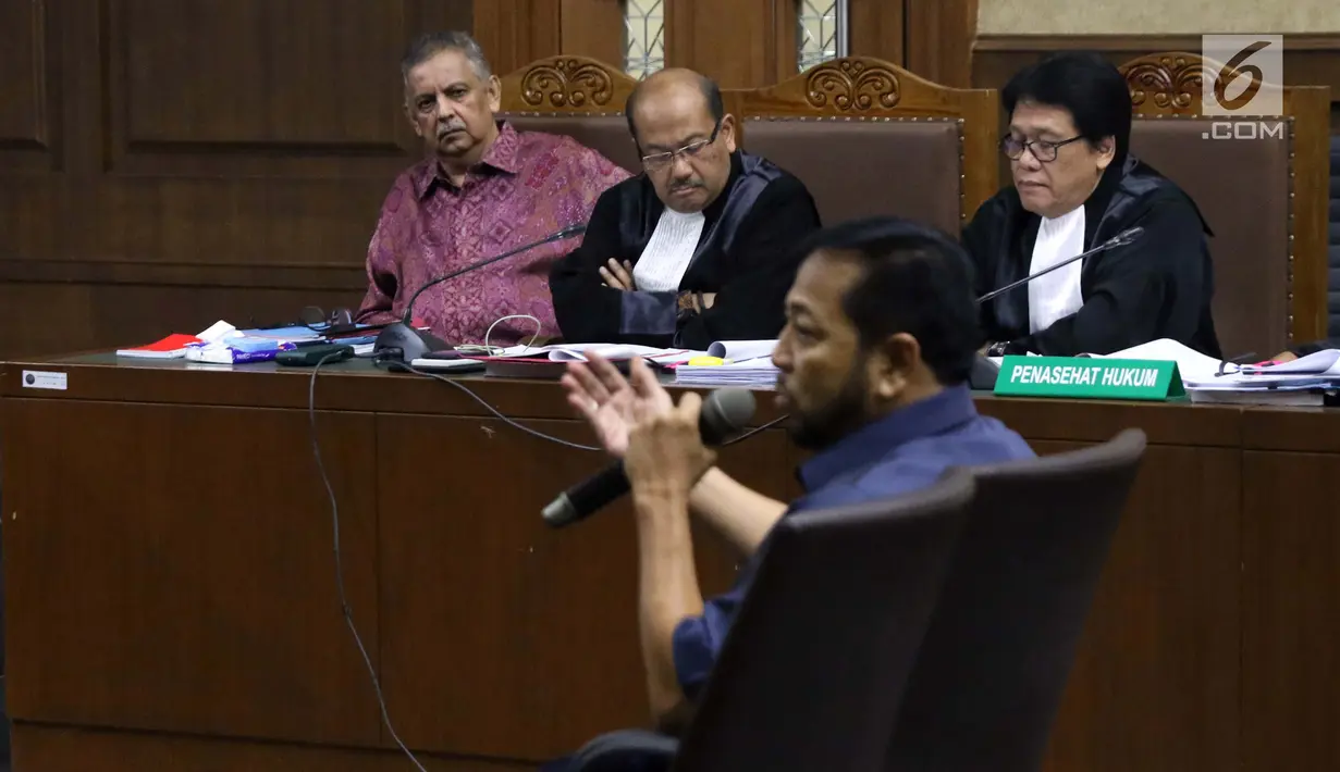 Terdakwa dugaan suap proyek PLTU Riau-1 yang juga mantan Dirut PLN, Sofyan Basir (kiri) menyimak keterangan terpidana korupsi e-KTP, Setya Novanto yang menjadi saksi pada sidang di Pengadilan Tipikor, Jakarta, Senin (12/8/2019). Sidang mendengar keterangan saksi. (Liputan6.com/Helmi Fithriansyah)