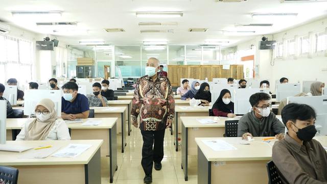 Wakil Rektor I Bidang Akademik dan Kemahasiswaan ITS Adi Soeprijanto MT kunjungi beberapa ruangan UTBK di kampus ITS. (Dian Kurniawan/Liputan6.com)