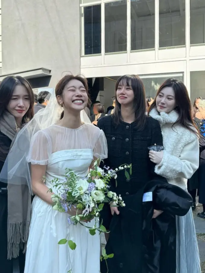 Penampilan Sederhana Hyeri Hadiri Kondangan Pasca Putus Hubungan dengan Ryu Jun Yeol. [Dok. @hyeri_0609]