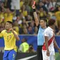Reaksi pemain Timnas Brasil, Gabriel Jesus, saat diganjar kartu merah pada laga final Copa America 2019 kontra Peru di Stadion Maracana, Senin (8/7/2019) dini hari WIB. (AFP/Carl De Souza)