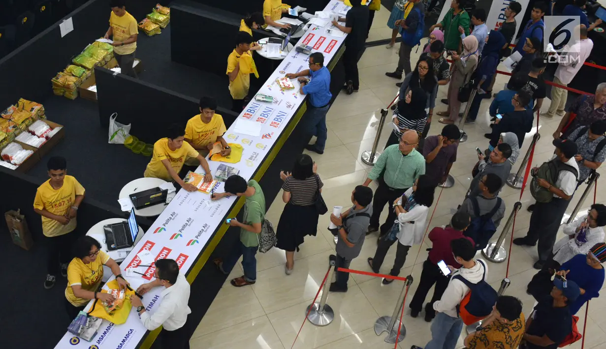 Para peserta melakukan registrasi ulang untuk mendapatkan Race Pack untuk mengikuti kegiatan BNI - UI Half Marathon di fX Sudirman, Jakarta, Rabu (11/7). Half Marathon digelar di lingkungan kampus UI Depok. (Liputan6.com/HO/Palar)