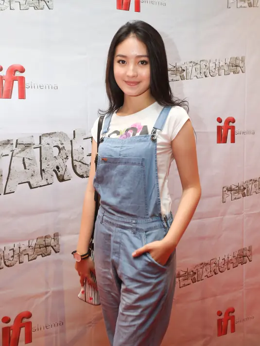 Tak hanya sinetron dan film, wajah imut dan naturalnya membuat Natasha Wilona kebanjiran tawaran iklan. Sejak kecil, Natasha Wilona sudah mulai berlenggak-lenggok di cat walk. Tak ragu lagi jika kini ia selalu tampil percaya diri (Kapanlagi/Budy Santoso)