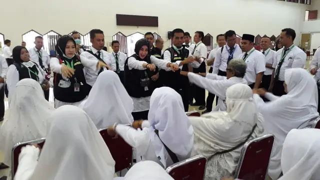 Sebanyak 1.108 petugas haji menggelar simulasi pelaksanaan penyelenggaraan ibadah haji di Asrama Haji Pondok Gede Jakarta. Dok MCH