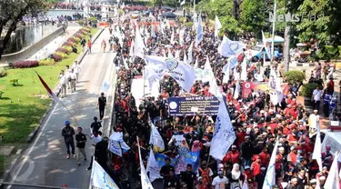 Buruh yang berunjuk rasa MayDay di sekitar Jalan Medan Merdeka Barat kesal karena tak bisa mendekati Istana Kepresidenan. Padahal mereka mengaku sudah diizinkan berunjuk rasa di depan Istana.