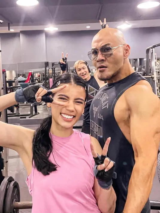 <p>Tidak hanya berdua saja, Azka Corbuzier juga kadang terlihat akrab saat bersama Deddy dan Sabrina di tempat gym. Momen ketiganya selfie bersama ini curi perhatian. Momen sumringah terlihat jelas dari paras ketiganya. (Liputan6.com/IG/@sabrinachairunnisa_)</p>