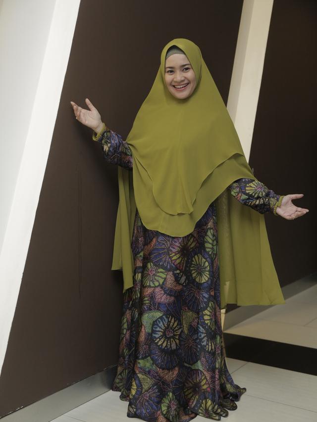 Gaya Anggun Ikke Nurjanah Saat Memakai Hijab Syar'i