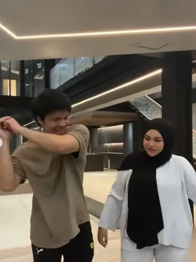 Potret Atta Halilintar dan Aurelie Hermansyah bikin TikTok di rumah baru (Sumber: Instagram/attahalilintar)