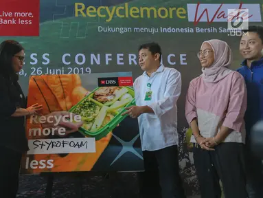Executive Director Head of GSMC PT Bank DBS Indonesia Mona Monika (kedua kiri) dan Direktur Pengelolaan Sampah Kementerian LHK Novrizal Tahar (ketiga kanan) berbincang disela-sela kampanye Recycle more, Waste less, di Jakarta, Rabu (26/6/2019). (Liputan6.com/Fery Pradolo)