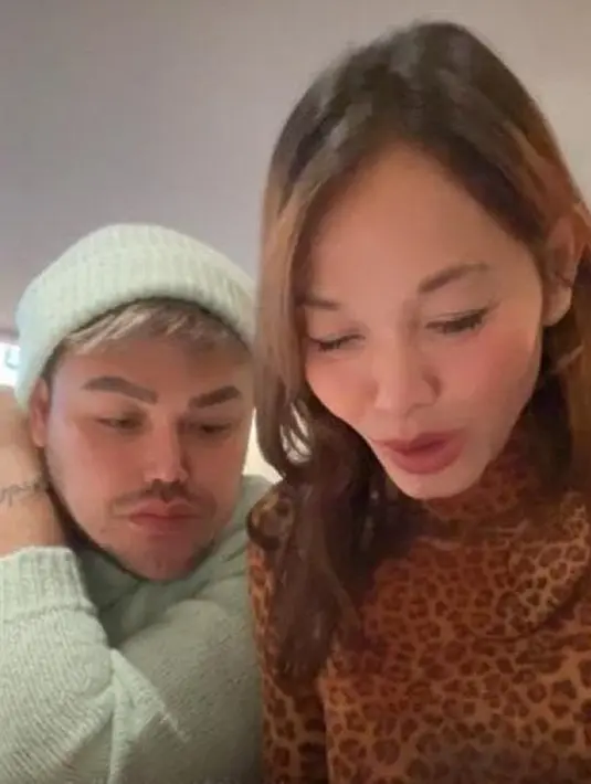 Rupanya, ia dimakeover oleh Ivan Gunawan. Usai didandani oleh Ivan Gunawan, penampilan Bunda Corla pun berhasil bikin pangling. Tak sedikit netizen yang kagum dengan paras cantik bunda Corla.
(Liputan6.com/IG/@ivan_gunawan)