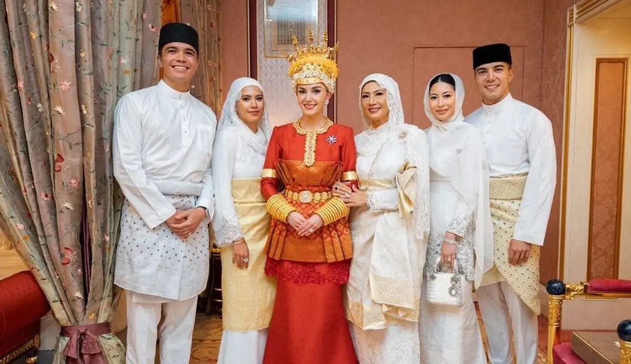 Jenitira juga membawa mini bag putih dari Dior. Dengan tampilan kerudung pashmina yang hanya disematkan di atas rambut yang ditata rapi. [@janetira]