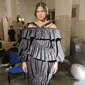 Shahnaz Indira, model Indonesia bertubuh curvy pancarkan pesona di runway Simone Rocha, London Fashion Week.
