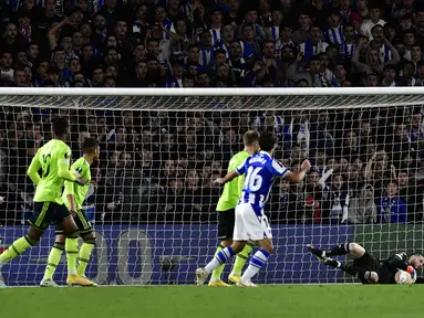 David de Gea tampil gemilang saat Manchester United meraih kemenangan 1-0 atas Real Sociedad dalam laga pamungkas Grup E Liga Europa 2022/2023 yang digelar di Reale Arena, Jumat (4/11/2022) dini hari WIB. Dirinya berhasil membuat beberapa kali penyelamatan dari serangan pemain Real Sociedad. (AP Photo/Alvaro Barrientos)