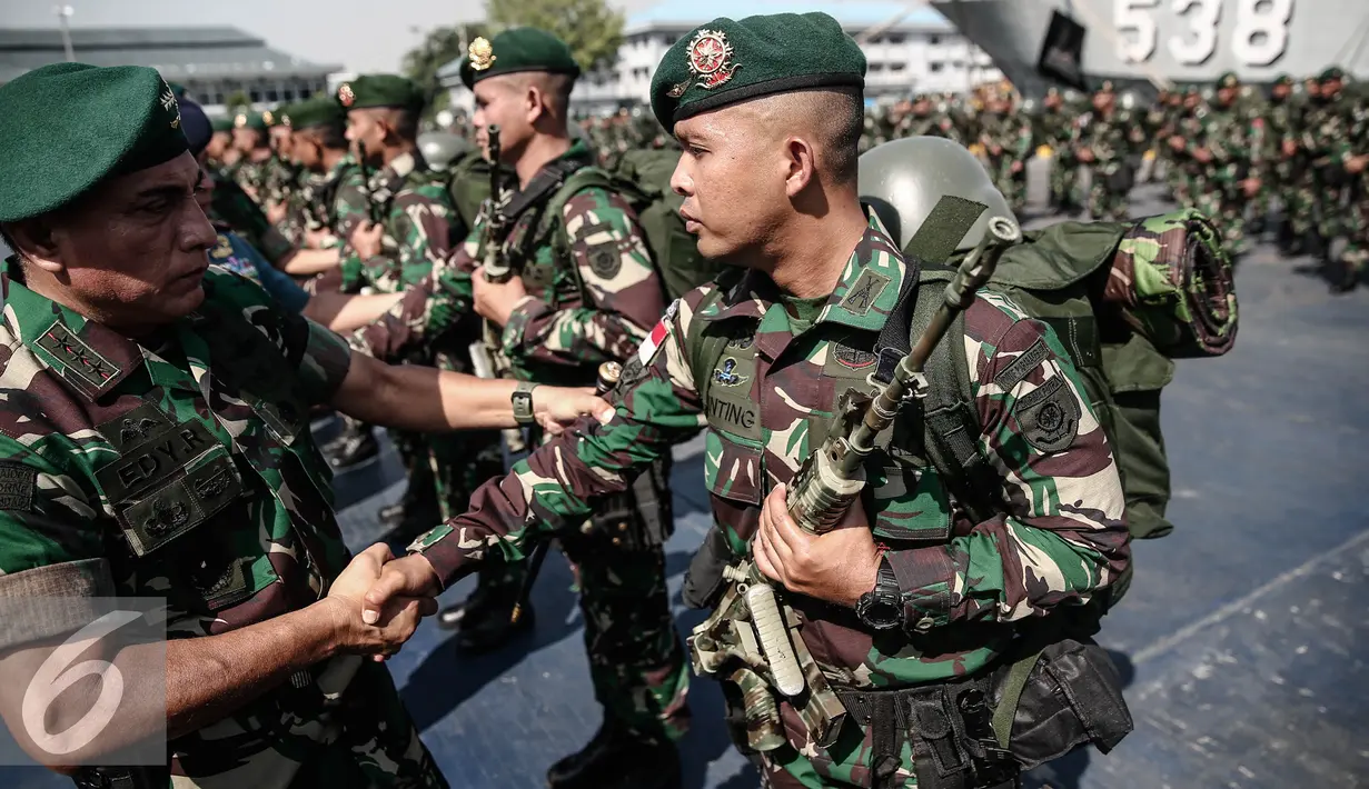 Pangkostrad Letjend Edy Rahmayadi memberikan selamat usai pelepasan Satgas Yonif Para Raider 330 inf 1 Kostrad di Pelabuhan Kolinlamil, Jakarta, Senin (9/5). (Liputan6.com/Faizal Fanani)