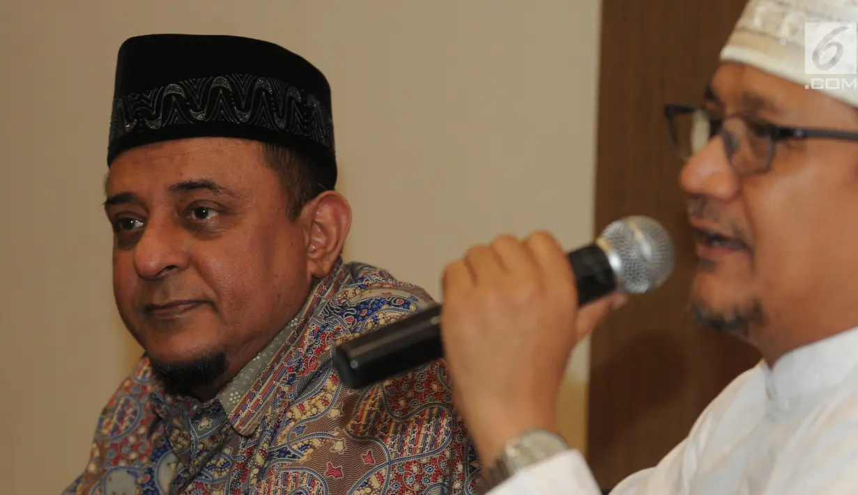 Ketum GNPF-Ulama, Yusuf Muhammad Martak (kiri) dan Anggota GNPF ustad Edy Mulyana memberikan keterangan menepis isu kepemilikan saham Lapindo di Jakarta, Senin (24/9). (Merdeka.com/Dwi Narwoko)