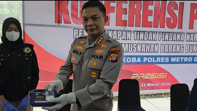 Kapolres Metro Depok Kombes Abdul Waras memperlihatkan barang bukti sabu yang akan dimusnahkan hasil dari penangkapan 4 tersangka.