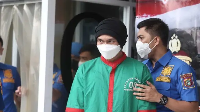 6 Potret Anji Pakai Baju Tahanan, Terancam Maksimal Hukuman 12 Tahun Penjara
