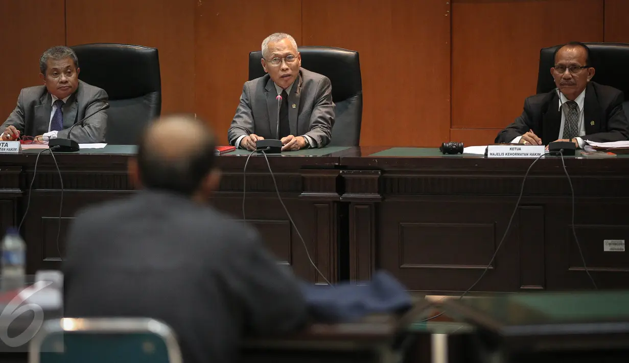 Anggota Majelis Kehormatan Hakim saat persidanganan Hakim tinggi pada Pengadilan Tinggi (PT) Jambi, Pangeran Napitupulu, Jakarta, Rabu (4/1). Pangeran Napitupulu disidangkan dalam MKH atas dugaan menerima suap Rp 1 miliar. (Liputan6.com/Faizal Fanani)