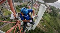 Petugas jaringan XL memeriksa menara BTS XL Axiata yang ada di Danau Toba, Parapat, Sumatera Utara (Foto: Corpcomm XL Axiata)