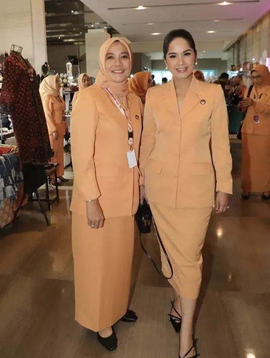 Melengkapi tampilannya dengan kitten heels warna hitam berstrap depan. Diketahui, heels tersebut dari brand Jo Mercer. Menurut situs resminya harga sepatu tersebut berkisar 219 dolar atau sekitar Rp3 jutaan. [@diannadiaih]