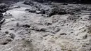 Foto dari udara pada 16 Desember 2020 ini menunjukkan pemandangan musim dingin di tempat wisata Air Terjun Hukou di Provinsi Shaanxi, China barat laut. Air terjun Hukou menyuguhkan pemandangan musim dingin nan spektakuler saat suhu udara terus turun dalam beberapa hari terakhir. (Xinhua/Tao Ming)