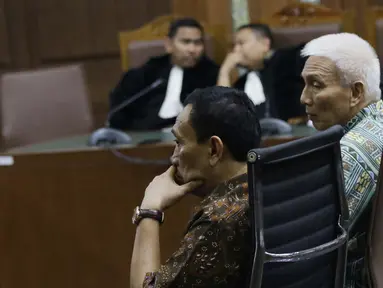 Terdakwa suap dana hibah Kemenpora ke KONI yang juga Sekjen KONI Ending Fuad Hamidy (kiri) dan Bendahara KONI Johnny E Awuy saat menjalani sidang pembacaan tuntutan di Pengadilan Tipikor, Jakarta, Kamis (9/5/2019). Ending dituntut 4 tahun dan Johnny 2 tahun penjara. (Liputan6.com/Helmi Fithriansyah)