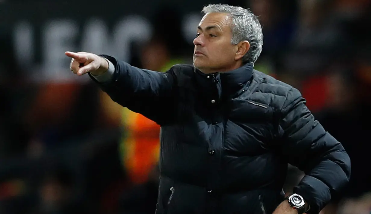 Pelatih MU, Jose Mourinho mengintruksikan para pemainnya saat berhadapan dengan Feyenoord pada pertindangan Grup A Liga Europa di Stadion Old Trafford, Inggris (24/11). MU menang telak atas Feyenoord dengan skor 4-0. (Reuters/Phil Noble)
