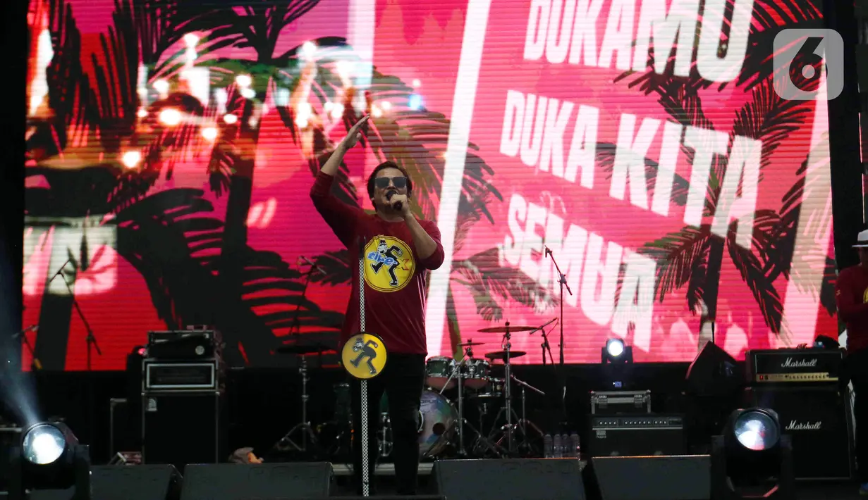Grup band Tipe-X tampil pada acara doa bersama dan konser amal Salam Satu Jiwa di Bekasi, Jawa Barat, Minggu (8/1/2023). Konser ini merupakan bentuk dukungan dan solidaritas terhadap korban tragedi Kanjuruhan Malang. (Liputan6.com/Herman Zakharia)