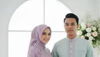 Gamis Couple Kombinasi Brokat untuk Pernikahan. Foto: Gemini