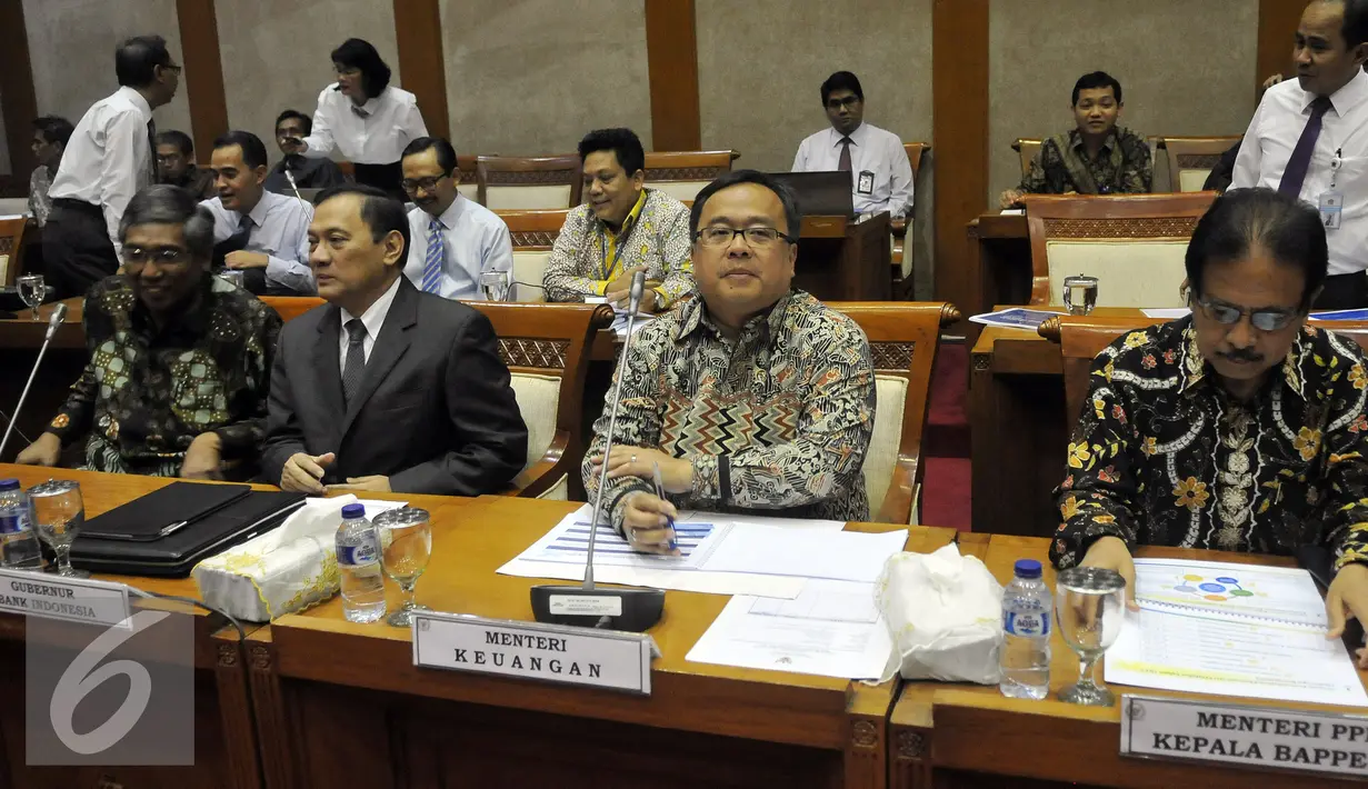 Menteri Keuangan, Bambang Brodjonegoro (kedua kanan) saat menghadiri Rapat Kerja dengan Komisi XI DPR di Kompleks Parlemen Senayan, Jakarta, Kamis (14/7). Rapat tersebut membahas Asumsi Dasar dalam RAPBN 2017. (Liputan6.com/Johan Tallo)