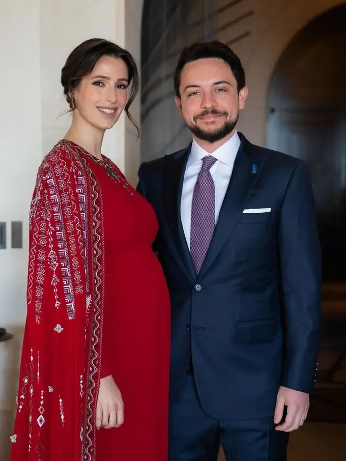 Penampilan Perdana Putri Rajwa dari Yordania saat hamil