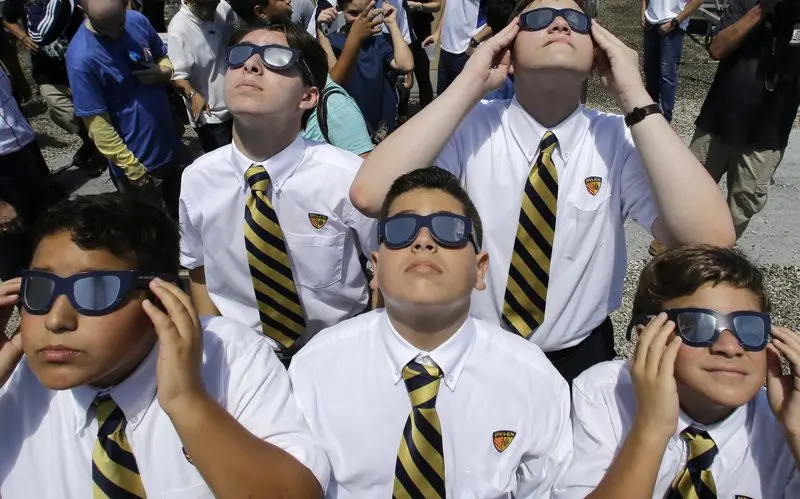 Siswa sekolah menyaksikan  gerhana matahari 21 Agustus 2017 di Amerika Serikat (AP)