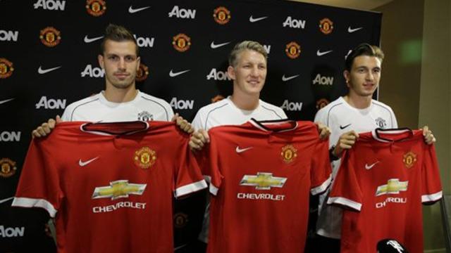 Trio SDS yang terdiri dari Morgan Schneiderlin, Matteo Darmian dan Bastian Schweinsteiger resmi diperkenalkan sebagai pemain baru Manchester United