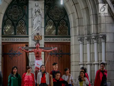 Umat Katolik memerankan drama penyaliban Yesus (tablo) saat ibadah Jumat Agung di Gereja Katedral, Jakarta, Jumat (17/4). Kegiatan tesebut merupakan rangkaian dari pekan suci perayaan Paskah 2019 Paroki Katedral Jakarta yang mengambil tema 'Kita Berhikmat, Bangsa Bermartabat'. (Liputan6.com/Faizal F